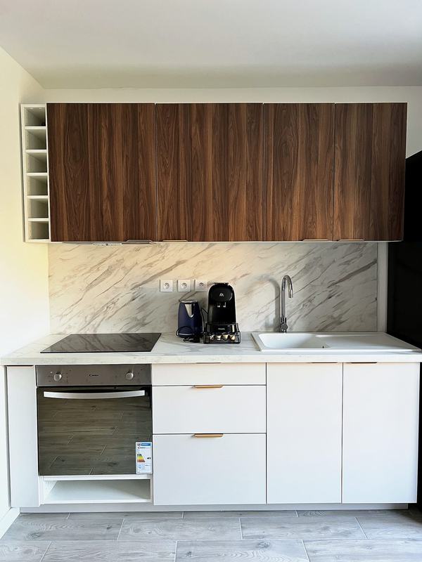 Fitted kitchen with a hob, an oven, a sink and wood and white cabinets