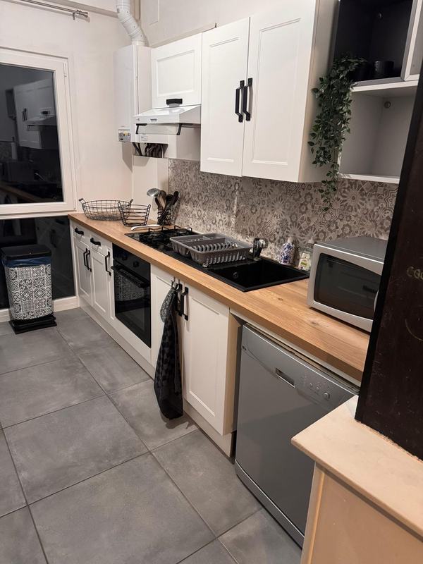 Fully equipped kitchen with oven, hob and dishwasher